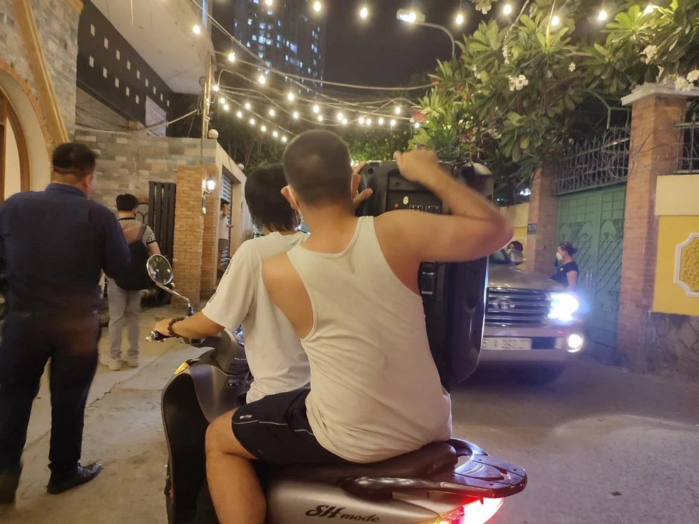 Quận 7 bất ngờ cúp điện, đêm nhạc không thể bắt đầu như dự kiến. Loa kẹo kéo được chở tới. May thay lúc này điện bừng sáng, khán giả vỡ oà cảm xúc. Có người còn đùa rằng: Suýt thì được nghe Mạnh Quỳnh hát loa kẹo kéo rồi...