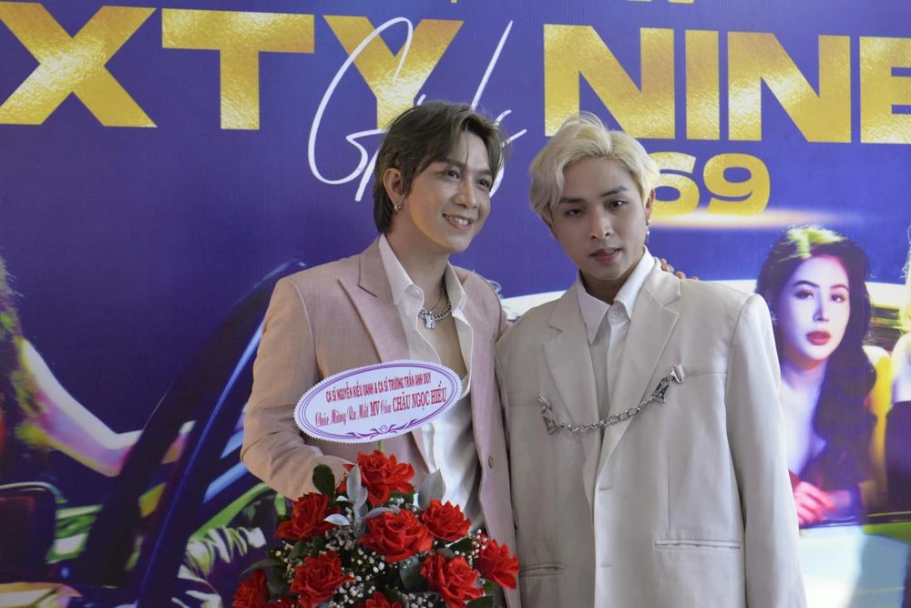 Bạn bè đồng nghiệp chúc mừng ca sĩ Châu Ngọc Hiếu. Ảnh: NGUYỄN TRÀ