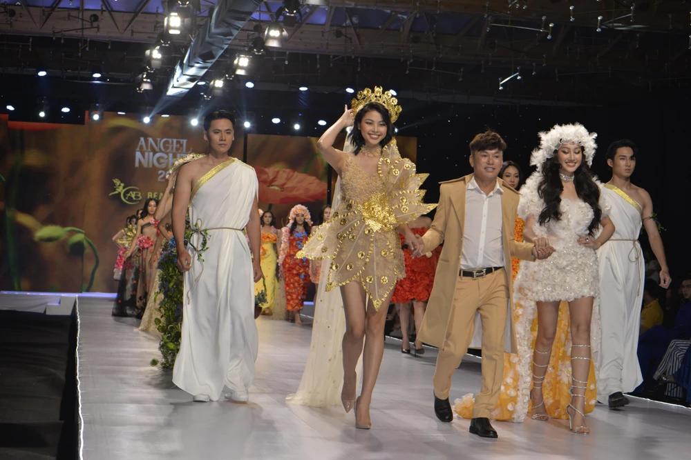 Khoảnh khắc Đào Hà lấy lại nụ cười, tự tin sải bước khi vô tình bị đồng nghiệp dẫm phải trang phục. Ảnh: NGUYỄN TRÀ Khoảnh khắc Đào Hà lấy lại nụ cười, tự tin sải bước khi vô tình bị đồng nghiệp dẫm phải trang phục. Ảnh: NGUYỄN TRÀ