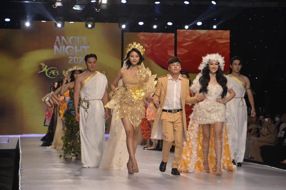 Đào Hà cùng NTK chào khán giả. Ảnh: NGUYỄN TRÀ Đào Hà cùng NTK chào khán giả. Ảnh: NGUYỄN TRÀ