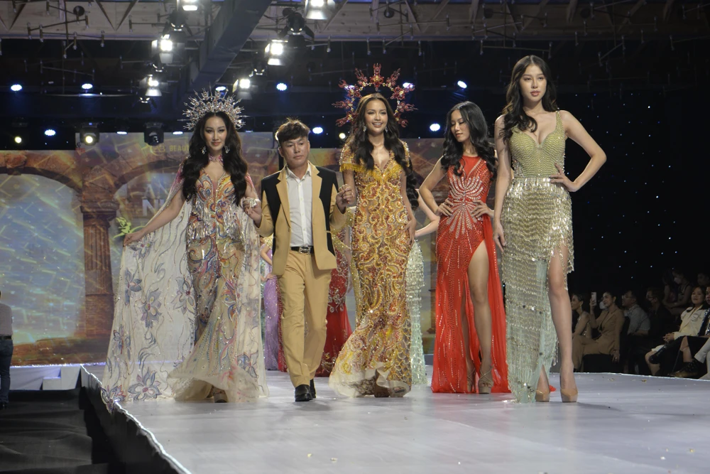 Ngọc Châu và Đoàn Hồng Trang cùng NTK Tommy Nguyễn tri ân khán giả. Ảnh: NGUYỄN TRÀ Ngọc Châu và Đoàn Hồng Trang cùng NTK Tommy Nguyễn tri ân khán giả. Ảnh: NGUYỄN TRÀ