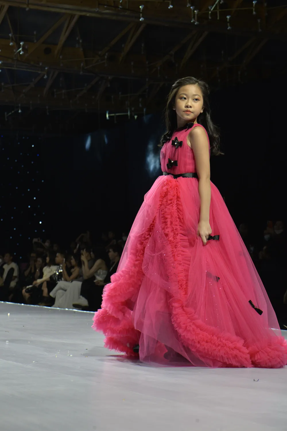 Những thiên thần nhí xuất hiện khiến hội trường xôn xao. Ảnh: NGUYỄN TRÀ Những thiên thần nhí xuất hiện khiến hội trường xôn xao. Ảnh: NGUYỄN TRÀ