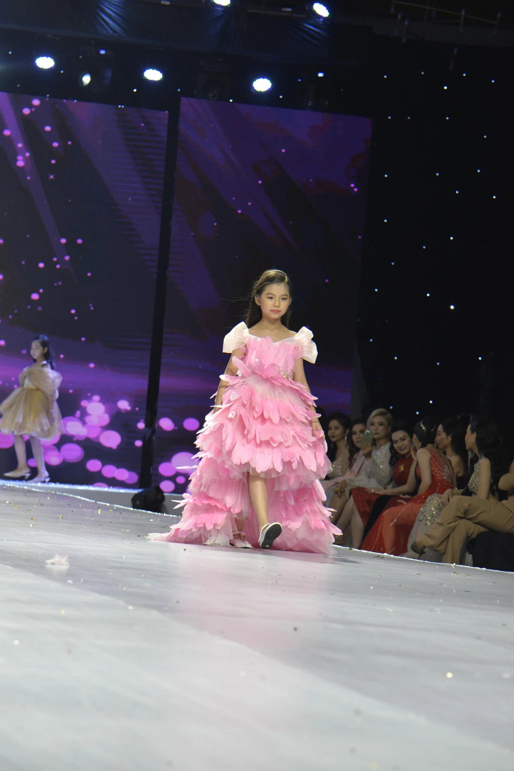 Tự tin sải bước. Ảnh: NGUYỄN TRÀ Tự tin sải bước. Ảnh: NGUYỄN TRÀ