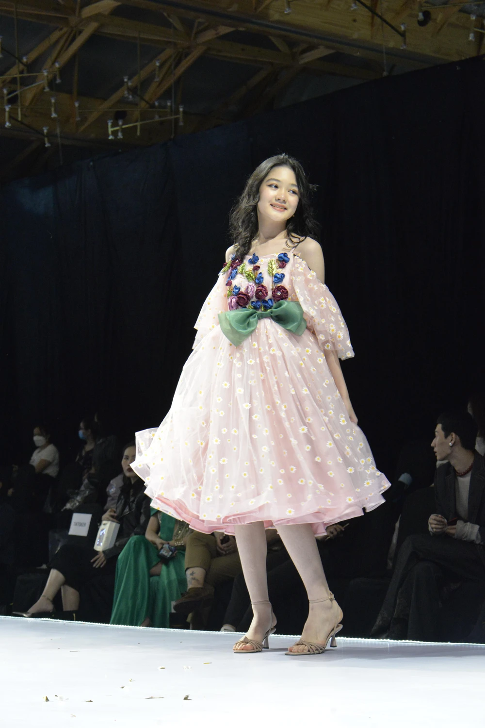 Sự hồn nhiên, ngây thơ của các thiên thần nhỏ đã mang đến làn gió mới cho đêm tiệc thời trang. Ảnh: NGUYỄN TRÀ Sự hồn nhiên, ngây thơ của các thiên thần nhỏ đã mang đến làn gió mới cho đêm tiệc thời trang. Ảnh: NGUYỄN TRÀ