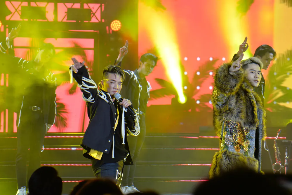 Đàm Vĩnh Hưng mở màn bằng những ca khúc gắn liền với tên tuổi của anh qua 25 năm