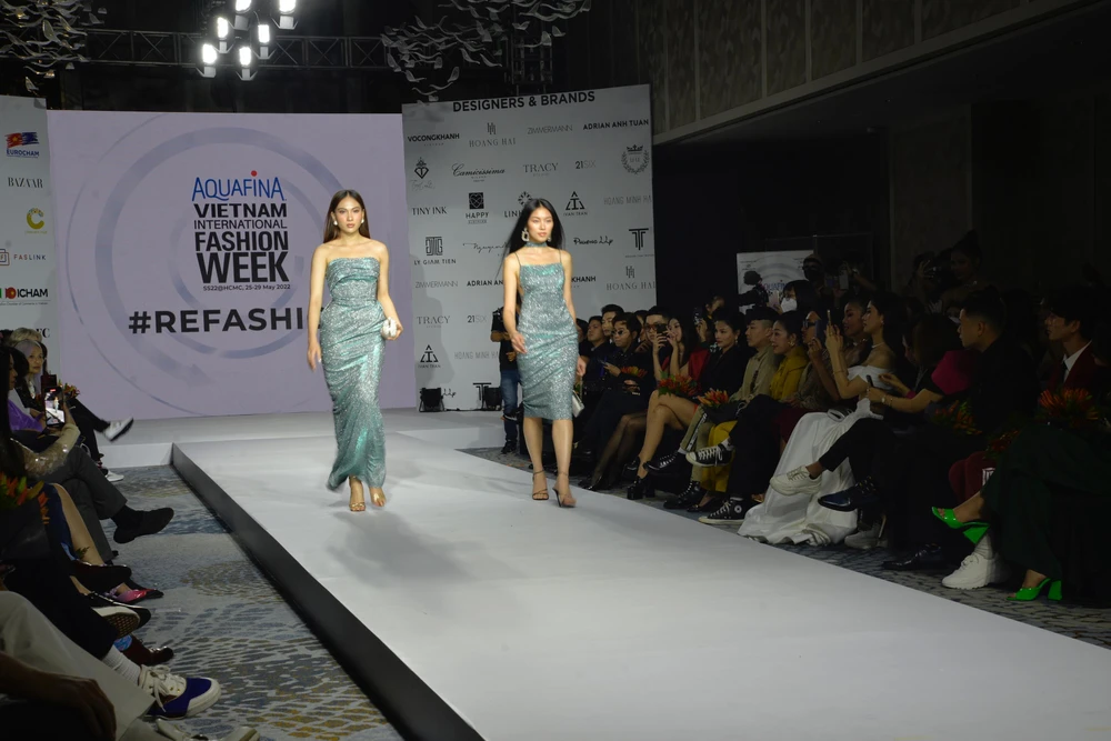 Trang phục của NTK Hoàng Minh Hà tại họp báo chiều 9-5.