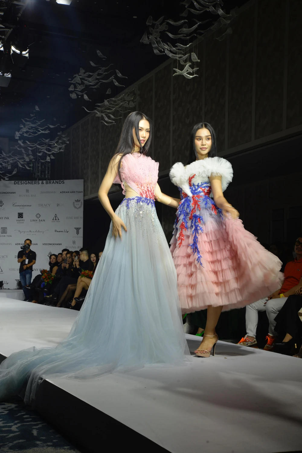 Trang phục của NTK Linh San tại họp báo. Mẫu thiết kế đuôi dài từng được Hoa hậu Hương Giang mặc trong đêm bán kết Hoa hậu du lịch Việt Nam toàn cầu 2022.