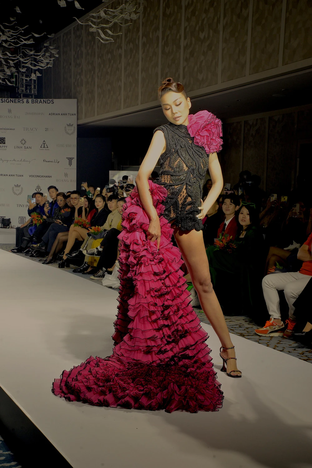 Siêu mẫu Thanh Hằng trong trang phục khoe đôi chân dài trứ danh