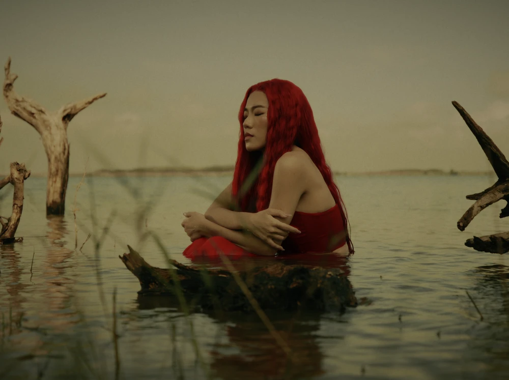 Ca sĩ Trini ma mị trong MV Hoang mang. Ảnh: TV