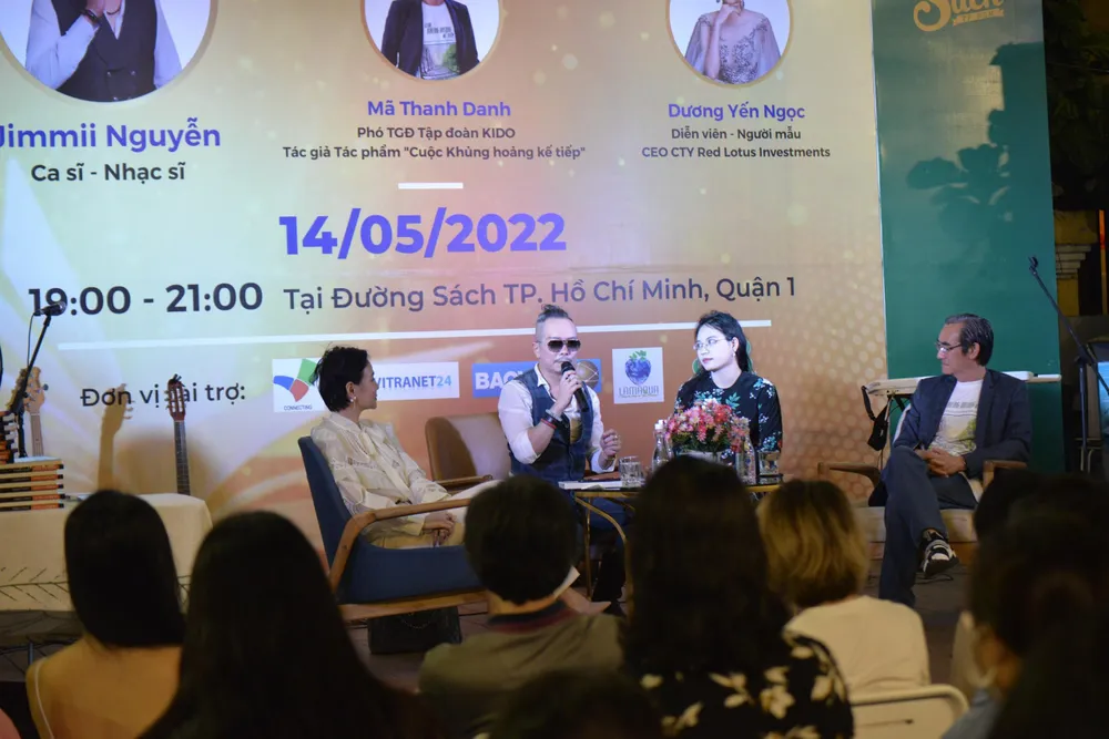 Đại sứ thắp lửa Jimmii Nguyễn và các khách mời trò chuyện với chủ đề: Cuốn sách – cuộc đời: “Thắp lửa tri thức”. Ảnh: NGUYỄN TRÀ Đại sứ thắp lửa Jimmii Nguyễn và các khách mời trò chuyện với chủ đề: Cuốn sách – cuộc đời: “Thắp lửa tri thức”. Ảnh: NGUYỄN TRÀ