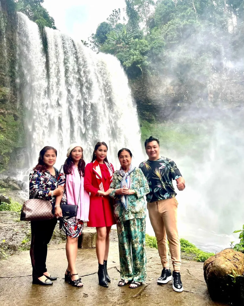 Lý Hùng, Lý Hương vừa đưa mẹ trở lại nơi thực hiện bộ phim nổi tiếng Hồng Hải Tặc. Ảnh: FBNV Lý Hùng, Lý Hương vừa đưa mẹ trở lại nơi thực hiện bộ phim nổi tiếng Hồng Hải Tặc. Ảnh: FBNV