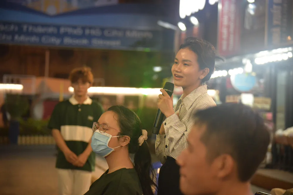 Khán giả đặt câu hỏi tại Đường sách TP.HCM cho các khách mời Khán giả đặt câu hỏi tại Đường sách TP.HCM cho các khách mời