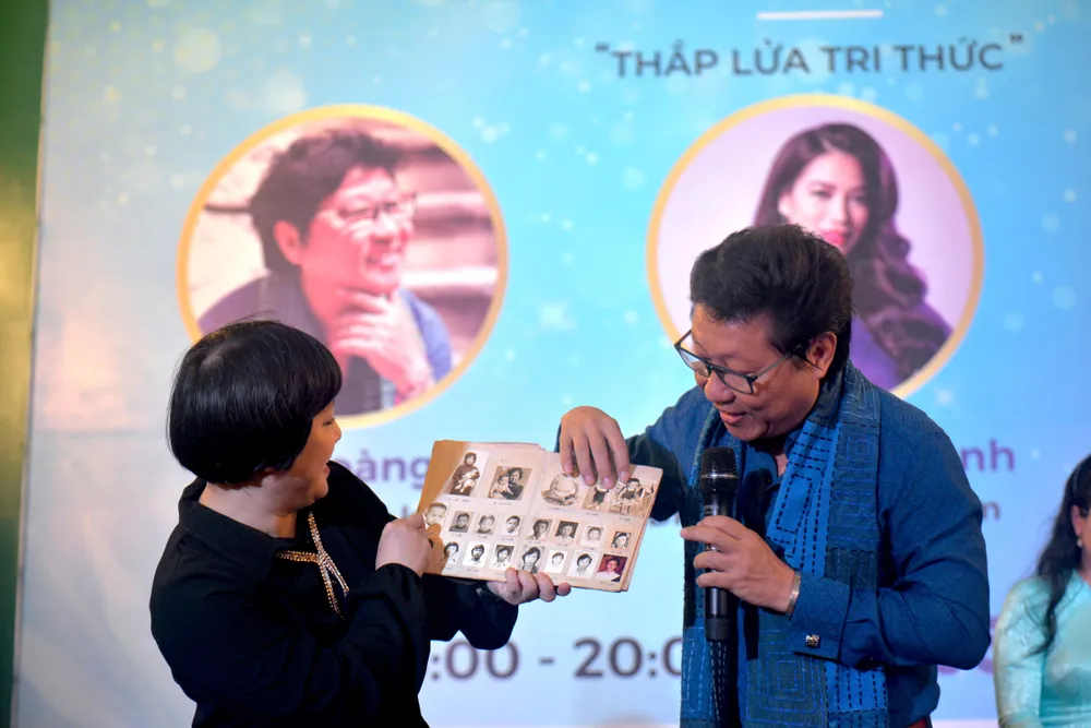 Cuốn nhật kí được ông nâng niu trân trọng. Ảnh: NGUYỄN TRÀ Cuốn nhật kí được ông nâng niu trân trọng. Ảnh: NGUYỄN TRÀ