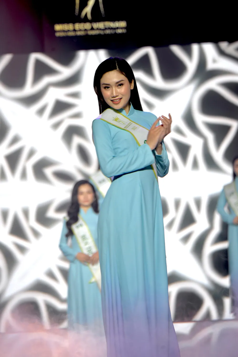 Thí sinh tự tin trong đêm bán kết Hoa hậu môi trường Việt Nam 2022.