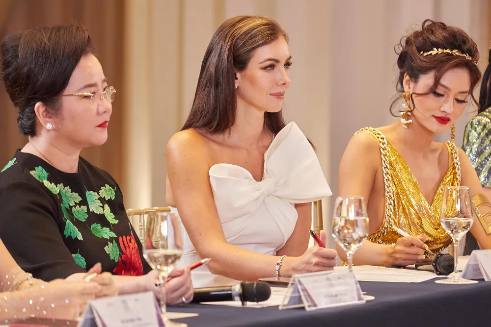 Trưởng Ban giám khảo Võ Thị Xuân Trang, Giám khảo Hoa hậu Natalie Glebova và siêu mẫu Vũ Thu Phương