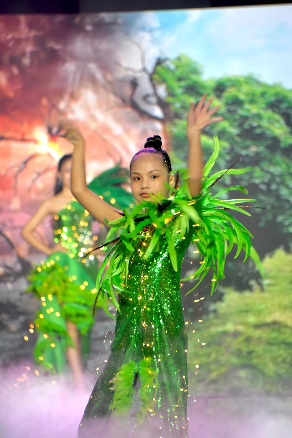 Hoa hậu nhí Phùng Hiểu Anh trình diễn thời trang trong đêm bán kết.