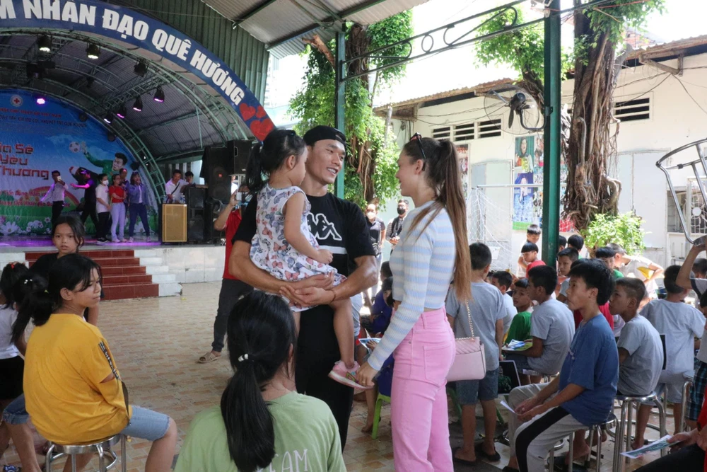 Hai vợ chồng thường đồng hành cùng nhau trong nhiều hoạt động thiện nguyện Hai vợ chồng thường đồng hành cùng nhau trong nhiều hoạt động thiện nguyện