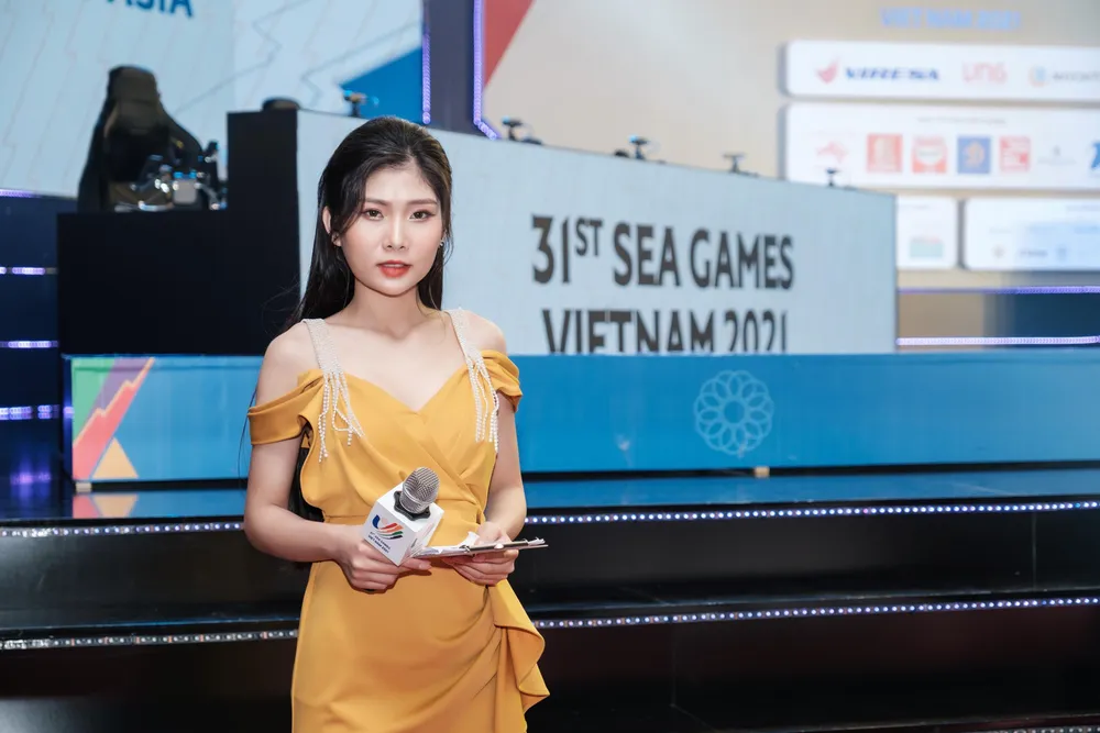 Do trang phục đi thuê hơi rộng, nên Khánh An khá lo lắng trước giờ dẫn mình sẽ gặp một sự cố nào đó... Do trang phục đi thuê hơi rộng, nên Khánh An khá lo lắng trước giờ dẫn mình sẽ gặp một sự cố nào đó...