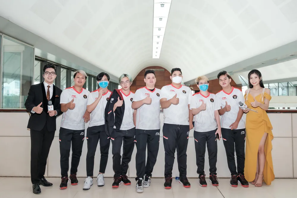 Khánh An, Xuân Hiếu bên các tuyển thủ Khánh An, Xuân Hiếu bên các tuyển thủ