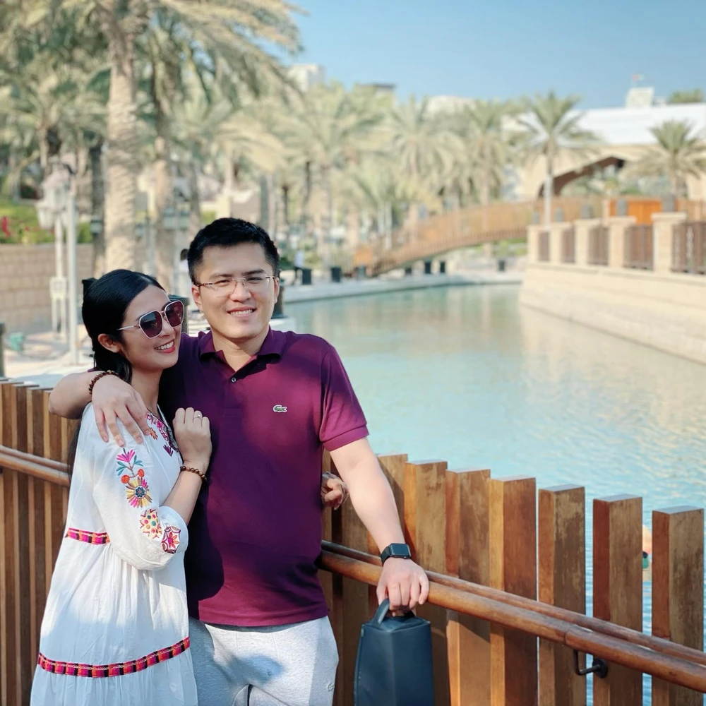 Hoa hậu Ngọc Hân giản dị bên bạn đời. Ảnh: FBNV