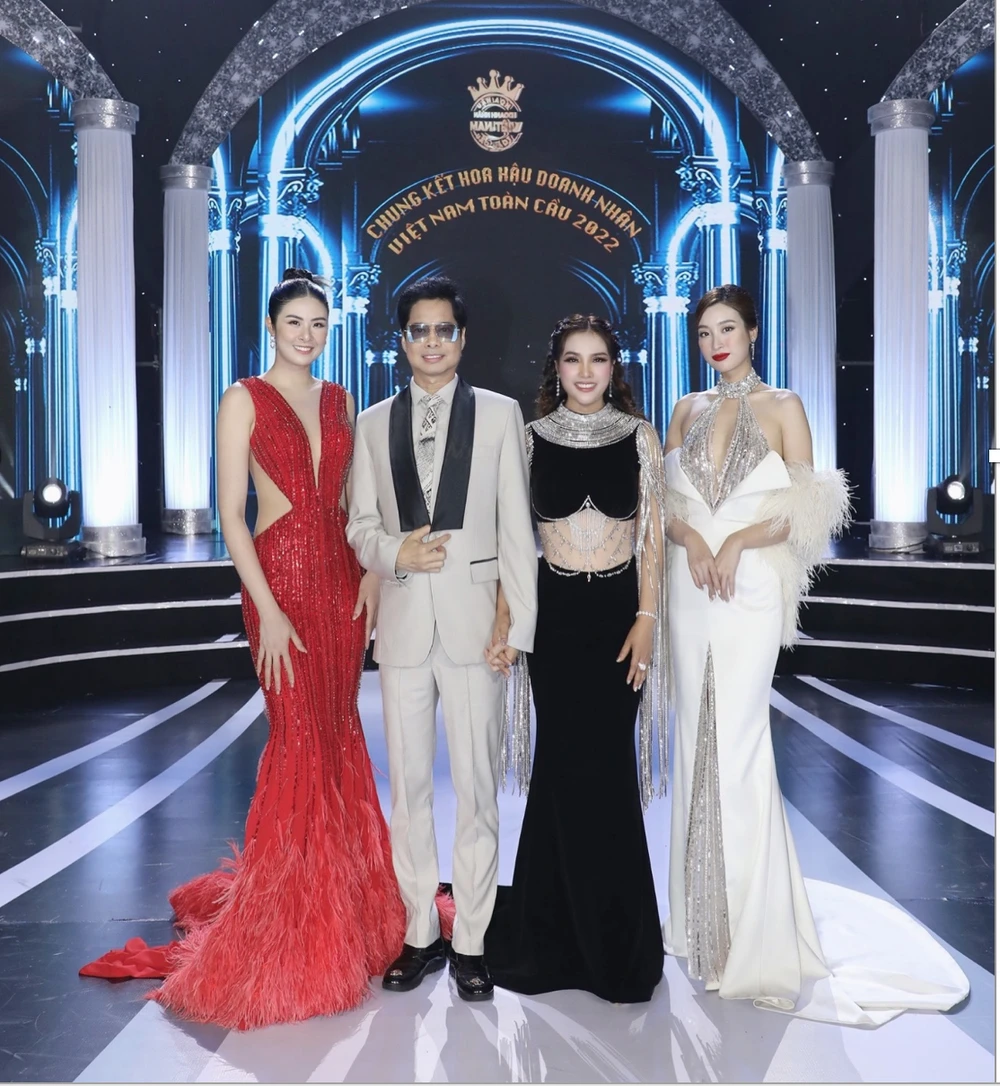 Bà Đặng Gia Bena chụp hình cùng các giám khảo: Hoa hậu Đỗ Mỹ Linh, Hoa hậu Ngọc Hân và Danh ca Ngọc Sơn. Ảnh: BTC