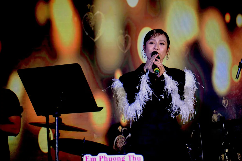 Diễn viên Thanh Thúy khoe giọng hát ngọt ngào trong ngày kỉ niệm. Ảnh: NGUYỄN TRÀ