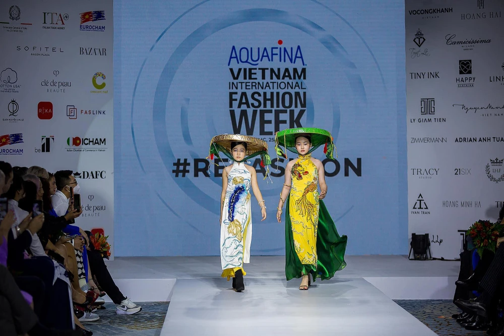 Các mẫu nhí trong trang phục của NTK Phương Hồ tại họp báo ở TP.HCM