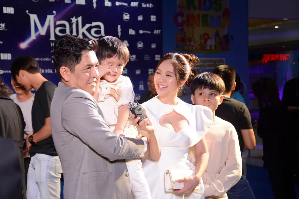 Gia đình Đức Thịnh- Thanh Thúy đi xem phim: &apos;Maika - Cô bé đến từ hành tinh khác&apos;- bộ phim của đạo diễn Hàm Trần. Ảnh: FBNV