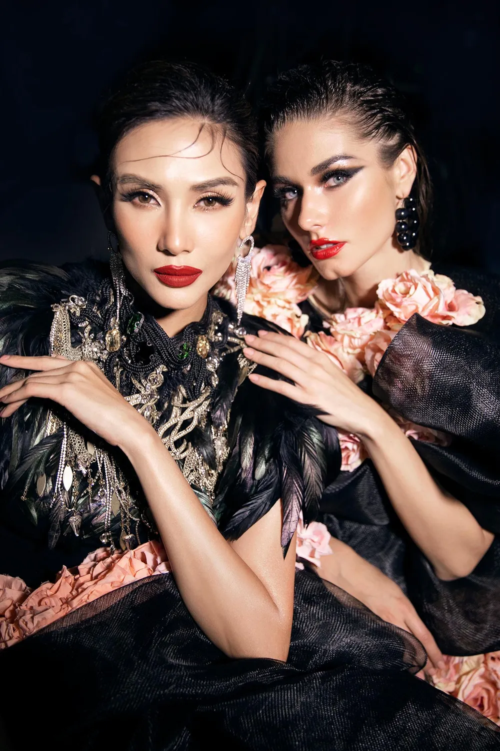 Hoa hậu Toàn cầu 2019 Karolína Kokešová cùng Siêu mẫu Võ Hoàng Yến mở màn đầy quyến rũ với trang phục được thiết kế cầu kì