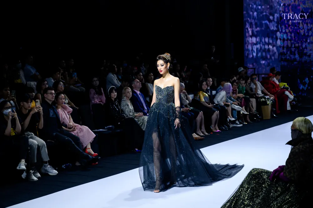 Hoa hậu Hoàn vũ Việt Nam Khánh Vân trong trang phục đen huyền bí quyền lực trong trang phục của Thương hiệu Tracy Studio.