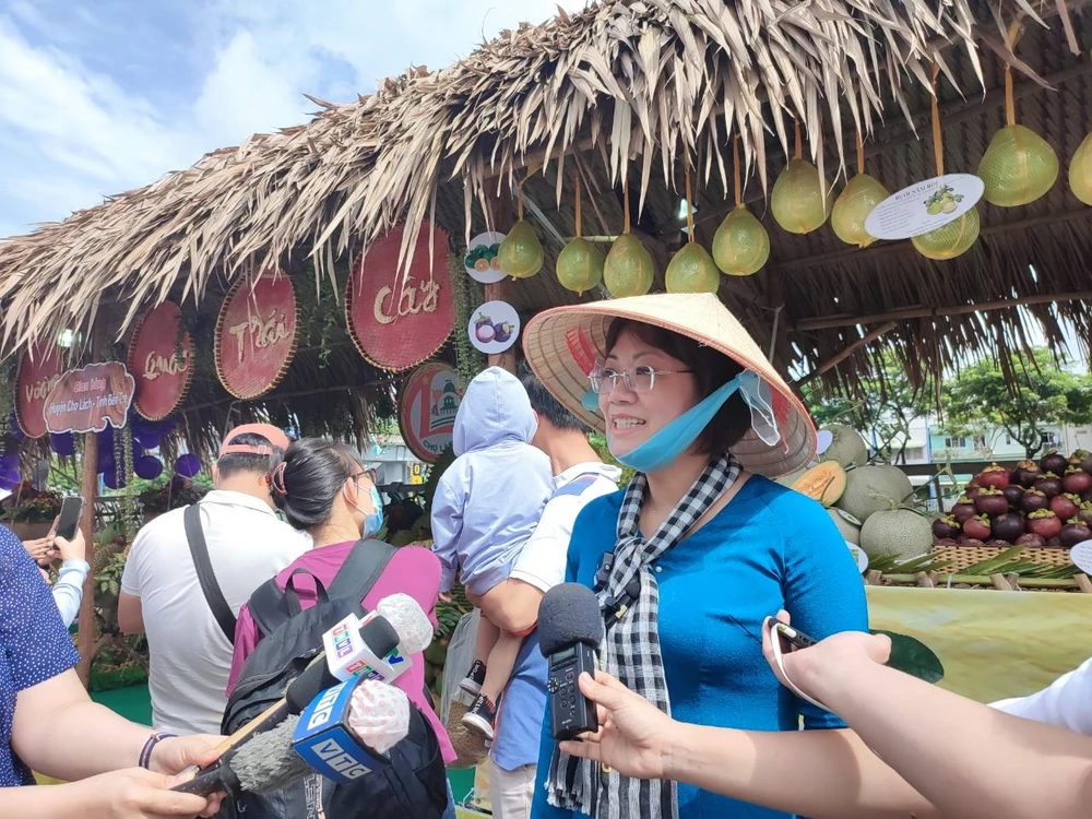 Bà Nguyễn Thị Thu Hoa (Phó Chủ tịch UBND Quận 8) trao đổi cùng báo chí. Ảnh: NGUYỄN TRÀ