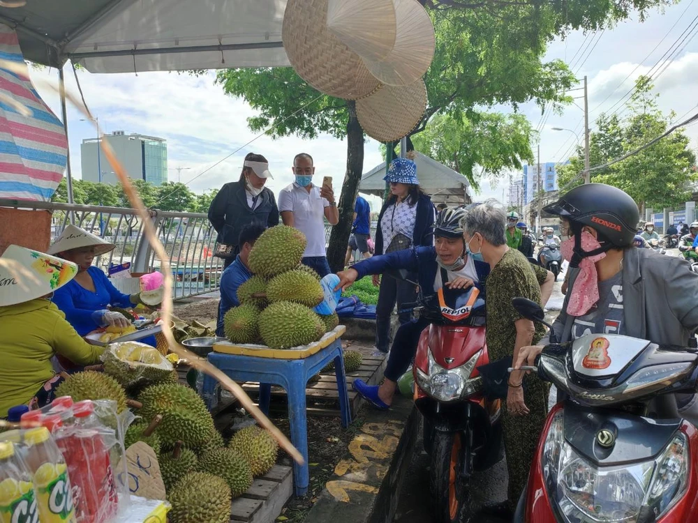 Gia đình chị Thuý Loan bán hết veo gần nửa tạ sầu riêng chỉ vài giờ ở Lễ hội trái cây quận 8. Ảnh: NGUYỄN TRÀ