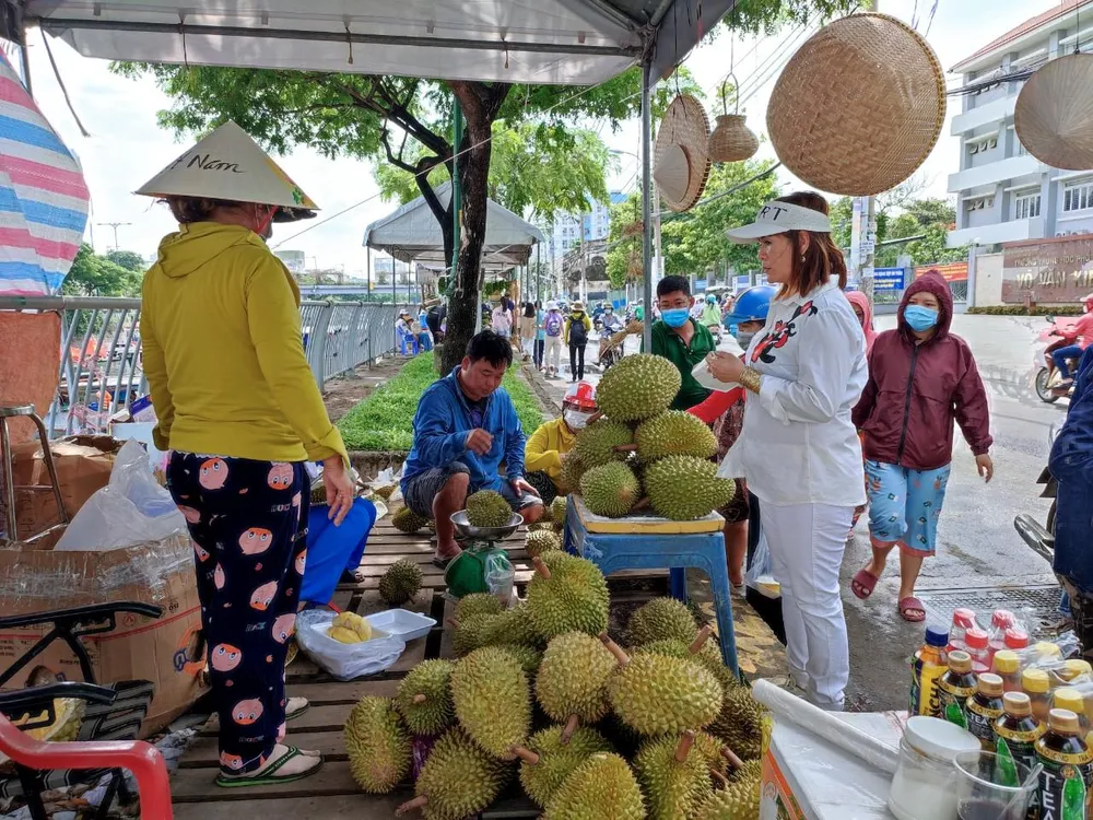 Gian hàng sầu riêng của chị Thuý Loan ở Lễ hội trái cây quận 8 nằm lẻ bóng một góc vậy mà khách tới liên tục. Ảnh: NGUYỄN TRÀ