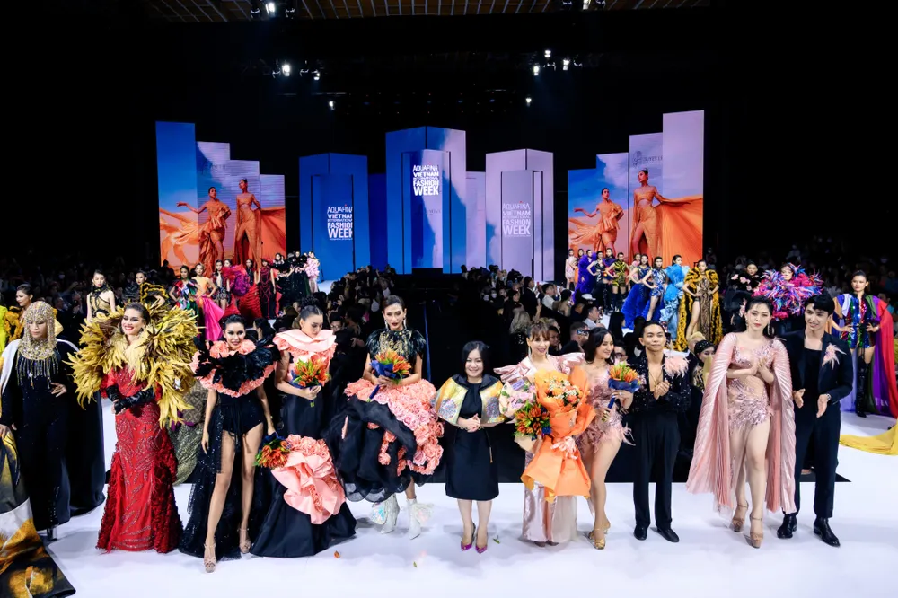 Hoa hậu Lương Thùy Linh, Quỳnh Anh khoe nét cổ điển, thanh lịch ảnh 9