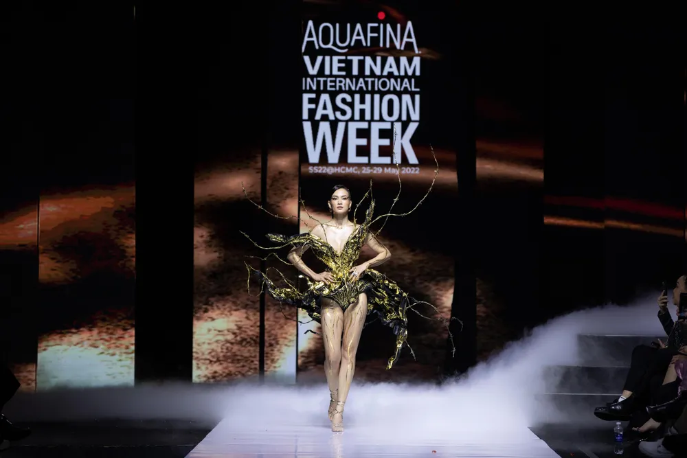 Siêu mẫu Anh Thư gai góc, ma mị trong trang phục của Hoàng Minh Hà