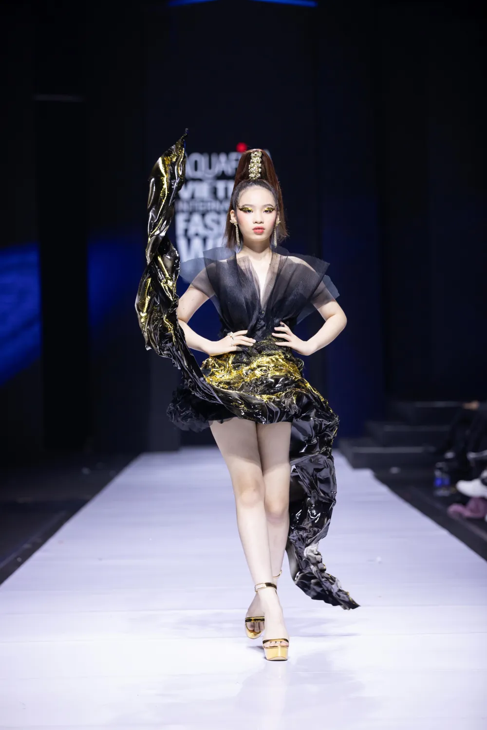 Anh Thư ma mị trong trang phục của Hoàng Minh Hà ảnh 4