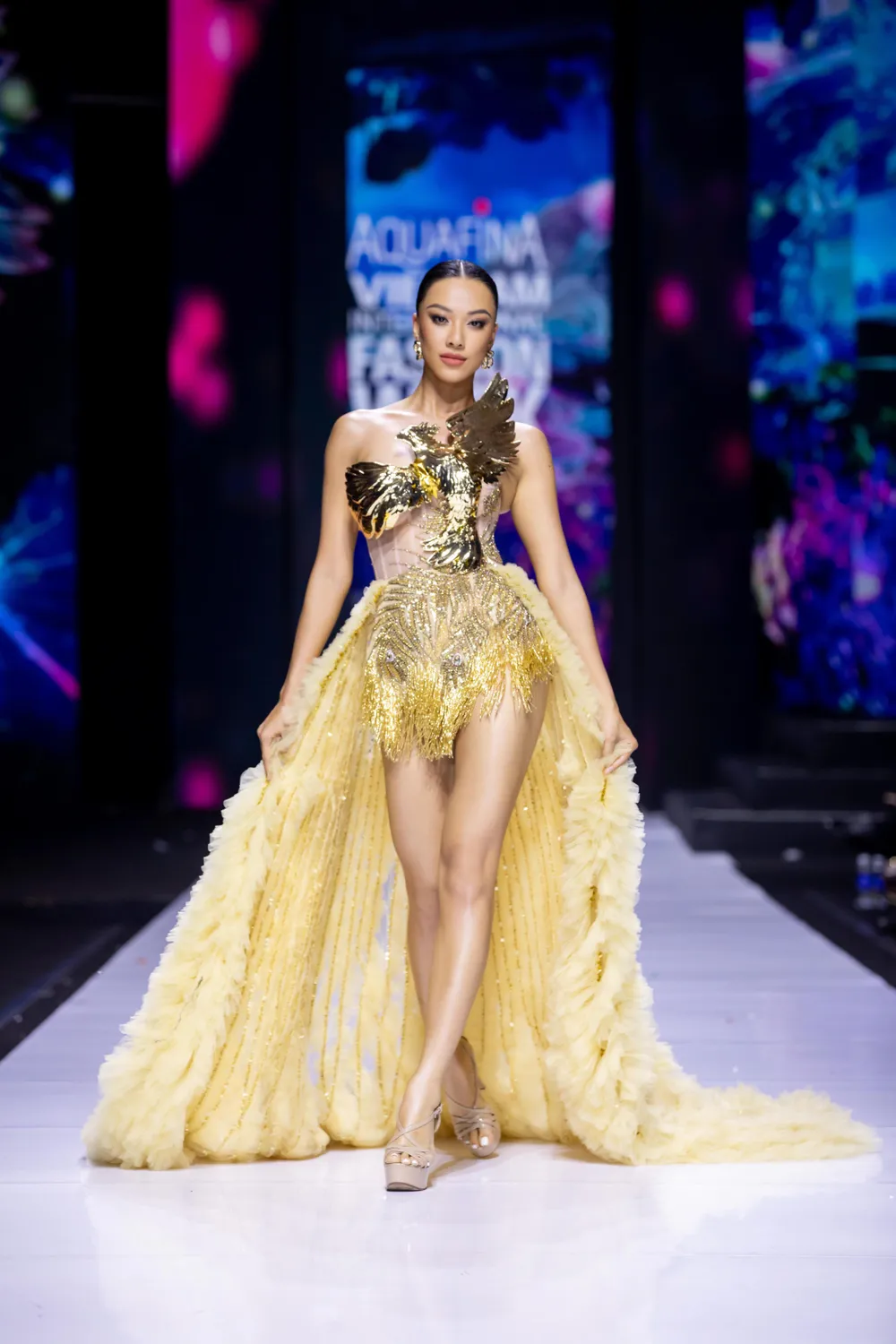 Á hậu Kim Duyên quyến rũ với chiếc đầm độc đáo của NTK Linh San