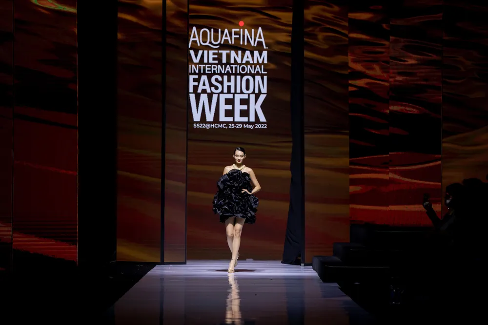 Quán quân Siêu mẫu châu Á - Quỳnh Anh xuất hiện trong thiết kế tinh xảo với chiếc váy đen bồng bền của Hoàng Minh Hà