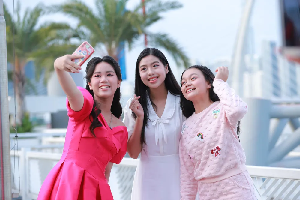 Hoa hậu Gia Hân, bé Bào Ngư đến chúc mừng Bella Vũ.