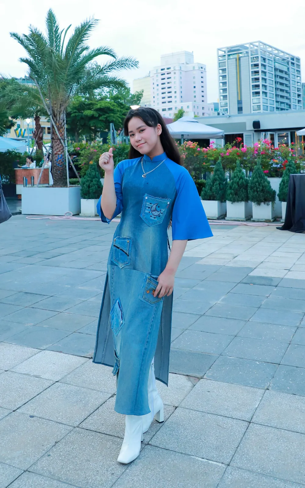 Bella Vũ cực dễ thương trong trang phục tái chế từ 4 chiếc quần bò cũ.