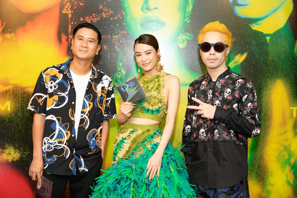 Đang họp báo cùng Hoàng Thuỳ Linh, Hồ Hoài Anh phải xin phép về trước… đón con vì hôm qua là ngày Quốc tế Thiếu nhi, mẹ vắng nhà. Anh đã hứa sẽ đưa con đi chơi. Ảnh: QUANG HUY