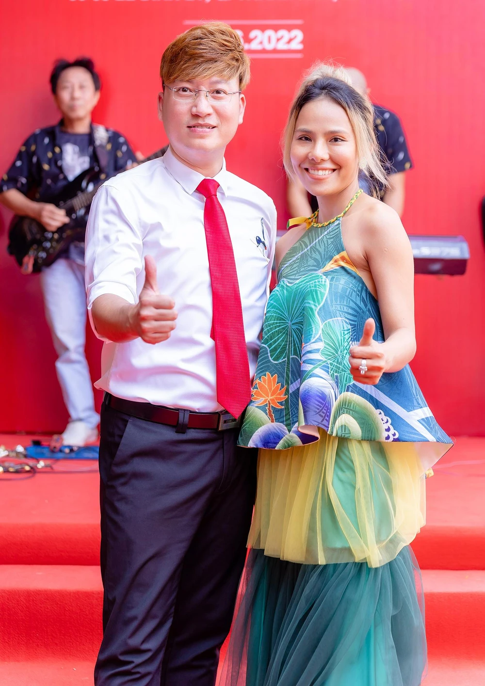 Nhạc sĩ Sỹ Luân diện áo sơ mi trắng đơn giản chúc mừng thành công mới của Xuân Lan. Kể từ sau khi lập gia đình, anh tập trung việc giảng dạy tại các trường đại học và thường xuyên tham gia các hoạt động thiện nguyện. Ảnh: TRẦN THÀNH VINH