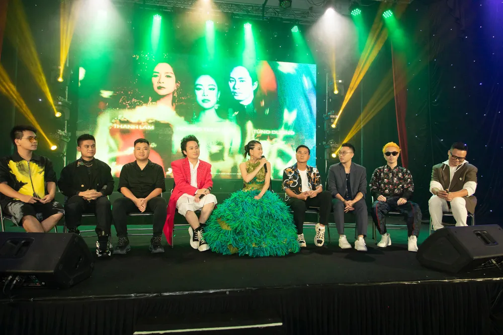 Tùng Dương vào TP.HCM chúc mừng đàn em. Ảnh: QUANG HUY