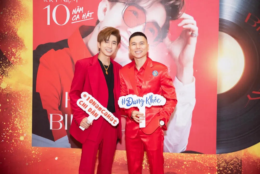 Hoàng Tôn rực rỡ chúc mừng đồng nghiệp, người bạn thân thiết. Ảnh: PHƯƠNG NAM Hoàng Tôn rực rỡ chúc mừng đồng nghiệp, người bạn thân thiết. Ảnh: PHƯƠNG NAM