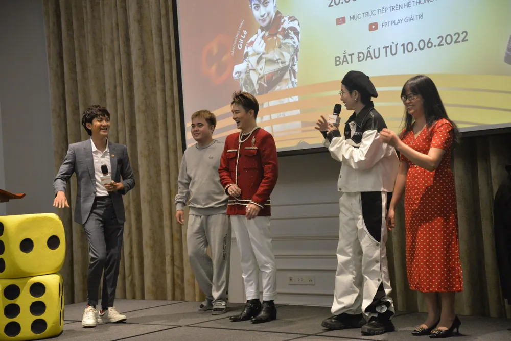 Gil Lê, Duy Khánh cùng trải nghiệm thực tế trò chơi, đoán món ăn ngay tại họp báo. Ảnh: NGUYỄN TRÀ Gil Lê, Duy Khánh cùng trải nghiệm thực tế trò chơi, đoán món ăn ngay tại họp báo. Ảnh: NGUYỄN TRÀ