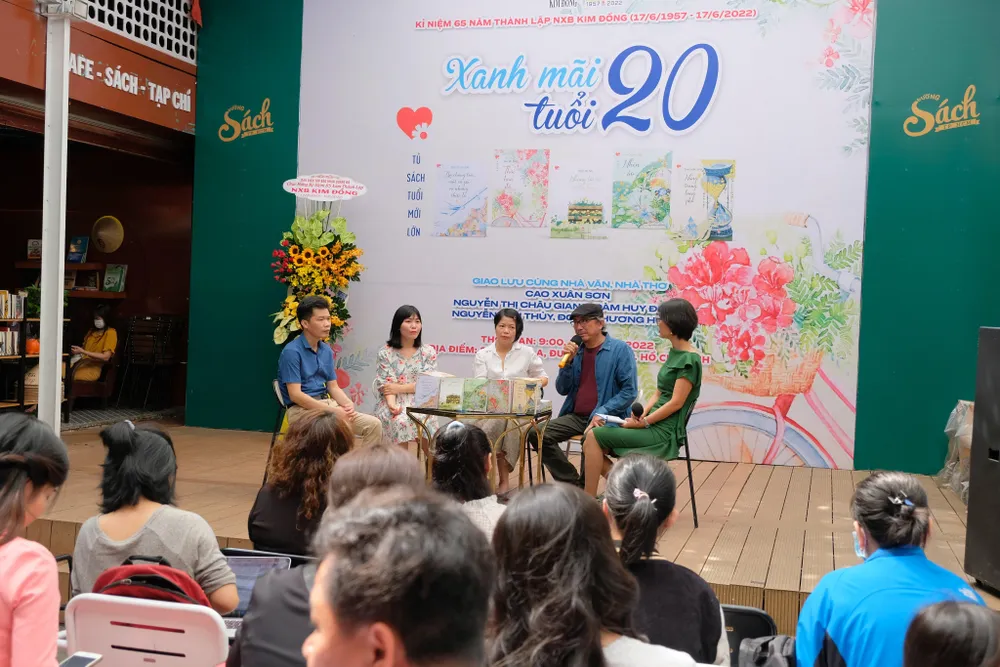 Nhà thơ Cao Xuân Sơn và các nhà văn, nhà thơ: Nguyễn Thị Châu Giang, Đàm Huy Đông, Nguyễn Thu Thuỷ, Đoàn Phương Huyền