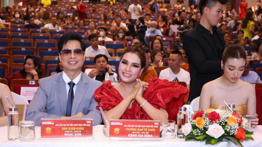 Danh ca Ngọc Sơn là thành viên ban giám khảo và Trưởng Ban tổ chức bà Đặng Gia Bena.