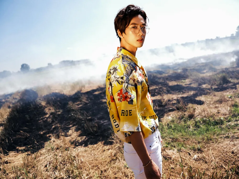 Nhờ chiều cao khủng 1,87m, vóc dáng gọn gàng, đôi chân dài, “bờ vai Thái Bình Dương” và tỷ lệ cơ thể hoàn hảo chuẩn người mẫu, Tuấn Trần dễ dàng tự tỏa sáng và “thổi” chất riêng của mình vào từng trang phục.