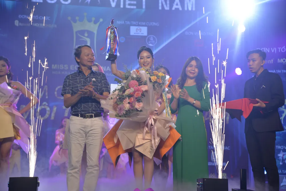 Á hậu 1 thuộc về Hoàng Thị Hải Yến. Nữ sinh Ninh Bình từng đăng quang Á hậu 2 miss teen năm 2021, Á quân tiếng hát hoa phượng đỏ tỉnh ninh bình năm 2018.