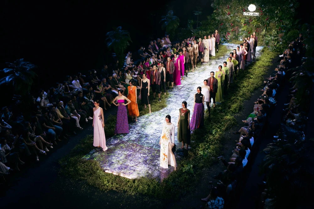 Một khu rừng nhiệt đới với cỏ cây, hoa lá và rock bất ngờ xuất hiện ở quận 7